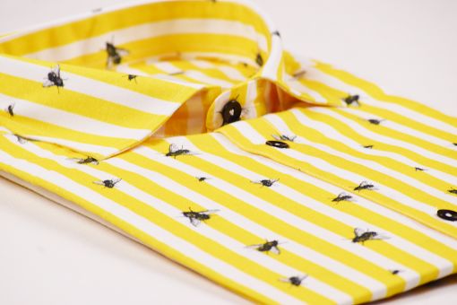 Camisa estampada, de manga corta, hecha en algodón orgánico, con estampado de moscas y rayas amarillas.
