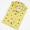 Camisa estampada, de manga corta, hecha en algodón orgánico, con estampado de moscas y rayas amarillas.