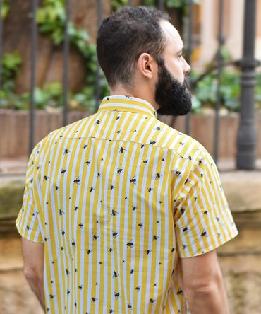 Camisa estampada, de manga corta, hecha en algodón orgánico, con estampado de moscas y rayas amarillas.