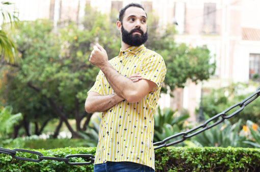 Camisa estampada, de manga corta, hecha en algodón orgánico, con estampado de moscas y rayas amarillas.