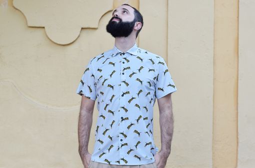 Camisa estampada, d emanga corta, hecha en algodón orgánico, con estampado de tigres sobre fondo gris.