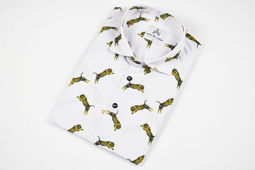 Camisa estampada, de manga corta, hecha en algodón orgánico, con estampado de tigres sobre fondo gris.