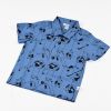 Camisa infantil Acróbatas, una camisa de niño, de manga corta, hecha en algodón orgánico, con estampado de acróbatas vintage sobre fondo azul.