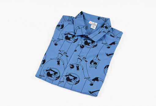 Camisa infantil Acróbatas, una camisa de niño, de manga corta, hecha en algodón orgánico, con estampado de acróbatas vintage sobre fondo azul.