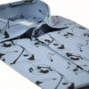 Camisa estampada, de adulto, de manga corta, hecha en algodón orgánico con precioso estampado de acróbatas vintage sobre fondo azul. Tiene canesú, bajo recto y cuello italiano.
