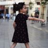 Vestido infantil Chili, hecho en algodón orgánico, de manga corta, con estampado de chilis sobre fondo negro. Hecho en España.