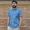 Camisa estampada - Festive Shirt Trapecistas, hecha en algodón orgánico, con bonito estampado de acróbatas vintage sobre fondo azul. Es una camisa de hombre, con bajo recto, canesú y cuello italiano.