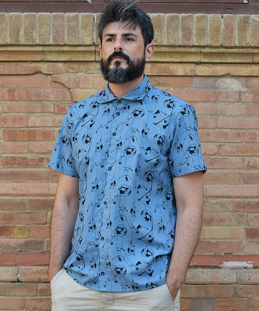 Camisa estampada - Festive Shirt Trapecistas, hecha en algodón orgánico, con bonito estampado de acróbatas vintage sobre fondo azul. Es una camisa de hombre, con bajo recto, canesú y cuello italiano.