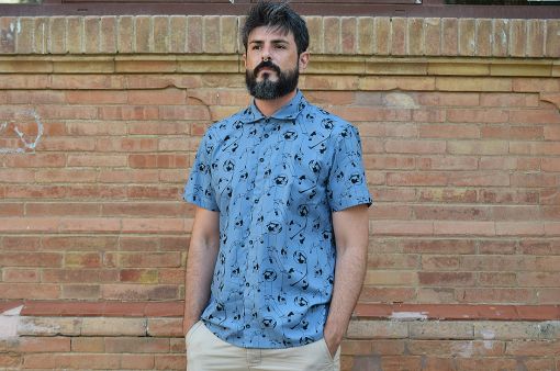 Camisa estampada - Festive Shirt Trapecistas, hecha en algodón orgánico, con bonito estampado de acróbatas vintage sobre fondo azul. Es una camisa de hombre, con bajo recto, canesú y cuello italiano.