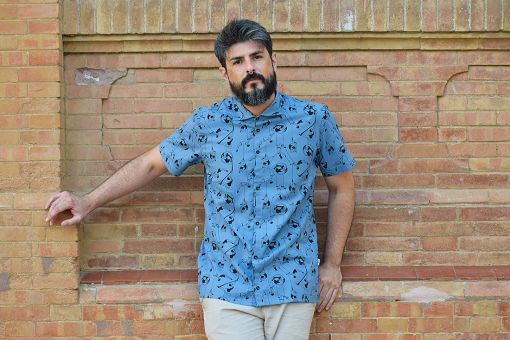 Camisa estampada - Festive Shirt Trapecistas, hecha en algodón orgánico, con bonito estampado de acróbatas vintage sobre fondo azul. Es una camisa de hombre, con bajo recto, canesú y cuello italiano.