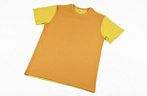 Camiseta color block ocre, de adulto, hecha en punto de algodón orgánico y de manga corta. El delantero es de color ocre y las mangas y el trasero color curry.