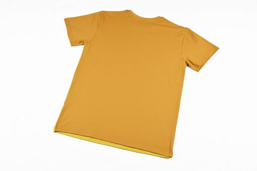 Camiseta color block curry, de adulto, hecha en punto de algodón orgánico y de manga corta. El delantero es de color curry y las mangas y el trasero color ocre.