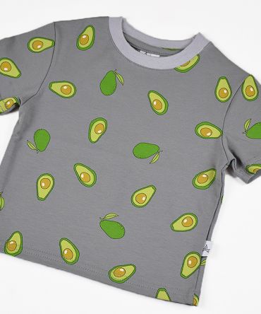 Camiseta infantil Aguacate, de manga corta, hecha en punto de algodón orgánico con estampado de aguacates sobre fondo gris.