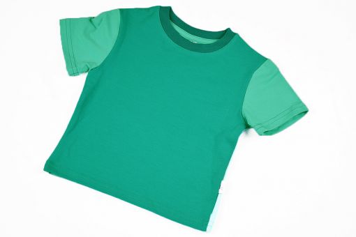 Camiseta infantil Emerald, de manga corta, hecha en punto de algodón con delantero color esmeralda y mangas y trasero color mint.
