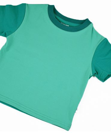 Camiseta infantil Mint, de manga corta, hecha en punto de algodón con delantero color mint y mangas y trasero color esmeralda.
