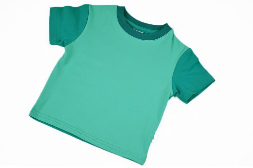 Camiseta infantil Mint, de manga corta, hecha en punto de algodón con delantero color mint y mangas y trasero color esmeralda.