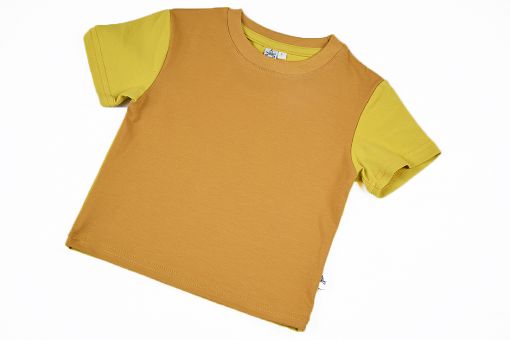 Camiseta infantil Ocre, de manga corta, hecha en punto de algodón con delantero color ocre y mangas y trasero color curry.