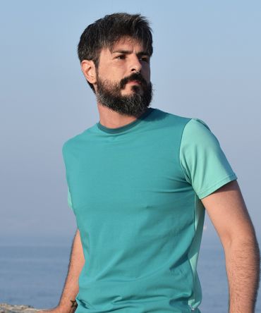 Camiseta color block emerald, hecha en punto de algodón orgánico y de manga corta. El delantero es de color esmeralda y las mangas y el trasero color mint.