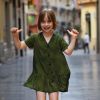 Vestido infantil Animales hecho en viscosa, de manga corta, con estampado de animales sobre fondo verde. Hecho en España.