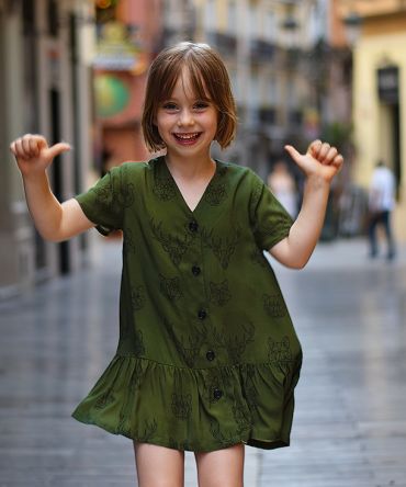 Vestido infantil Animales hecho en viscosa, de manga corta, con estampado de animales sobre fondo verde. Hecho en España.