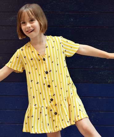Vestido infantil Moscas, hecho en viscosa, de manga corta, con estampado de moscas y rayas amarillas. Hecho en España de manera sostenible.