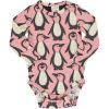 Body estampado de algodón orgánico, de manga larga, con bonito estampado de pingüinos sobre fondo rosa. Es una prenda unisex.