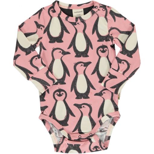 Body estampado de algodón orgánico, de manga larga, con bonito estampado de pingüinos sobre fondo rosa. Es una prenda unisex.