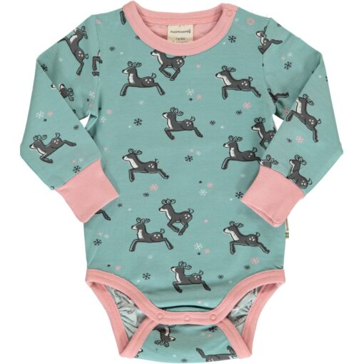 Body estampado de algodón orgánico, de manga larga, con bonito estampado de renos sobre fondo celeste y vivos a contraste en rosa.