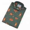 Camisa estampada - Festive Shirt Perezosos, hecha en algodón orgánico, con bonito estampado de perezosos sobre fondo verde.