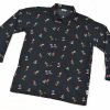 Camisa infantil hecha en algodón orgánico con bonito estampado de esquiadores sobre fondo negro. Es de manga larga y bajo recto.