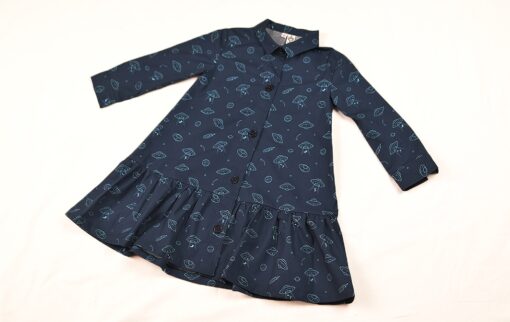 Vestido infantil de manga larga, hecho en algodón orgánico, con bonito estampado de platillos sobre fondo navy. Hecho en España.