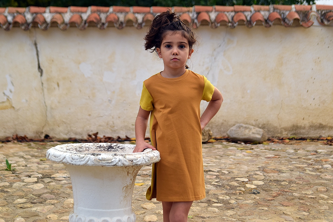 Vestido infantil color block, de manga corta y algodón orgánico.