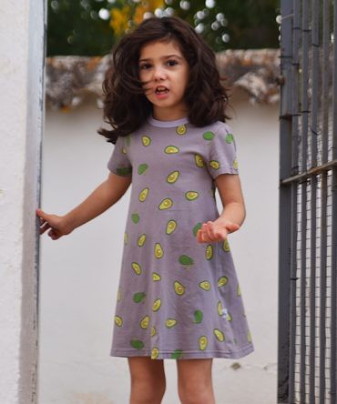 Vestido infantil Aguacate, hecho en algodón orgánico, de manga corta, con estampado de aguacates sobre fondo gris. Hecho en España.