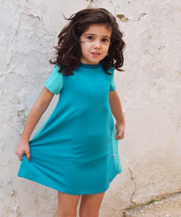 Vestido infantil Emerald, hecho en algodón orgánico, de manga corta, combina color esmeralda en el delantero y color mint en mangas y trasero.