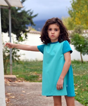 Vestido infantil Mint, hecho en algodón orgánico, de manga corta, combina color mint en el delantero y color emerald en mangas y trasero. Hecho en España.