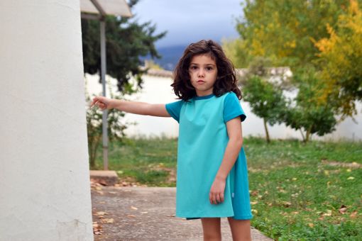 Vestido infantil Mint, hecho en algodón orgánico, de manga corta, combina color mint en el delantero y color emerald en mangas y trasero. Hecho en España.