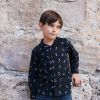 Camisa infantil estampada, de manga larga. Camisa de niño hecha en algodón orgánico con estampado de esquiadores sobre fondo negro. Es una prenda sostenible hecha en España.