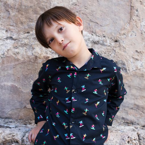 Camisa infantil estampada, de manga larga. Camisa de niño hecha en algodón orgánico con estampado de esquiadores sobre fondo negro. Es una prenda sostenible hecha en España.