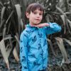 Camisa infantil estampada, de manga larga. Camisa de niño hecha en algodón orgánico con estampado de grullas sobre fondo turquesa. Es una prenda sostenible hecha en España.