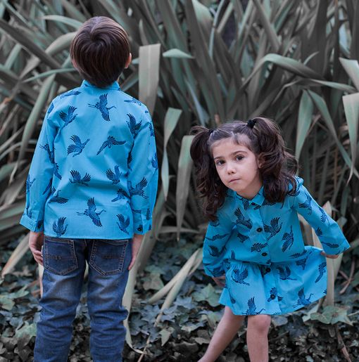 Conjunto de camisa de niño y vestido camisero de niña, de manga larga, hechos en algodón orgánico con estampado de grullas.