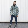 Camisa estampada de hombre, de manga larga, hecha en algodón orgánico, con estampado de peces globo sobre fondo gris. Es una camisa hecha en España.