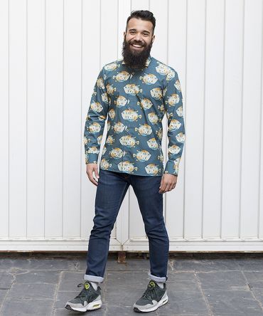 Camisa estampada de hombre, de manga larga, hecha en algodón orgánico, con estampado de peces globo sobre fondo gris. Es una camisa hecha en España.