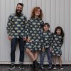 Conjuntos de prendas para vestir a juego con tu familia: vestidos camiseros de mujer y niña y camisas de hombre y niño, hechos en algodón con estampado de peces globo.