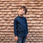 Camisa infantil estampada y de manga larga. Hecha en algodón orgánico con platillos sobre fondo navy. Camisa sostenible hecha en España.