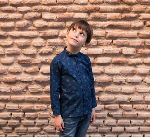 Camisa infantil estampada y de manga larga. Hecha en algodón orgánico con platillos sobre fondo navy. Camisa sostenible hecha en España.