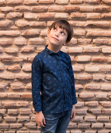Camisa infantil estampada y de manga larga. Hecha en algodón orgánico con platillos sobre fondo navy. Camisa sostenible hecha en España.