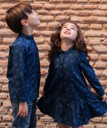 Conjunto de vestido camisero de niña y camisa de niño, de manga larga, hecho en algodón orgánico, con bonito estampado de platillos sobre fondo navy.