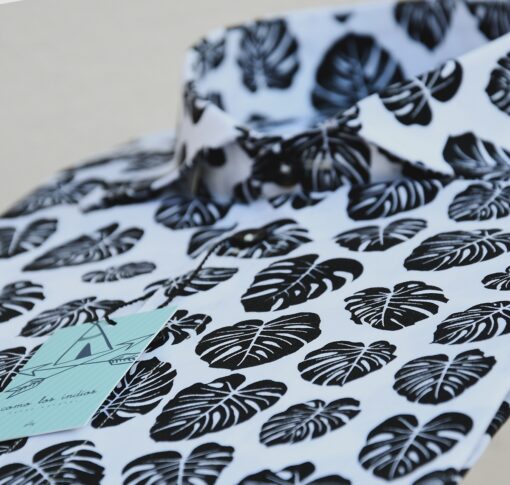 Camisa estampada de hombre, de manga corta, hecha en algodón orgánico, con estampado de hojas de monstera sobre fondo blanco. Hecho en España de manera sostenible.
