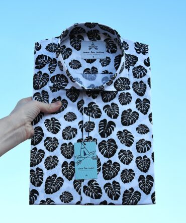 Camisa estampada de hombre, de manga corta, hecha en algodón orgánico, con estampado de hojas de monstera sobre fondo blanco. Hecho en España de manera sostenible.