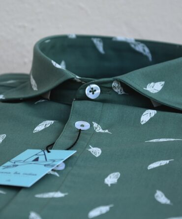 Camisa estampada de hombre, de manga corta, hecha en algodón orgánico, con estampado de plumas sobre fondo mint. Hecha en España de manera sostenible.